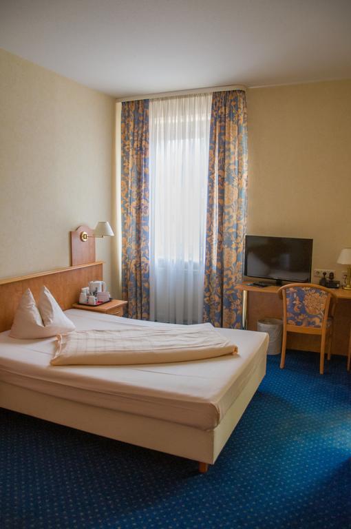 Domizil Alte Post Hotel Puttlingen Bagian luar foto