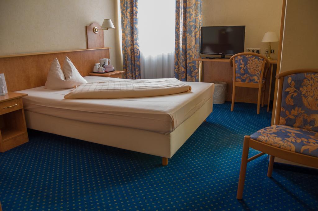 Domizil Alte Post Hotel Puttlingen Bagian luar foto