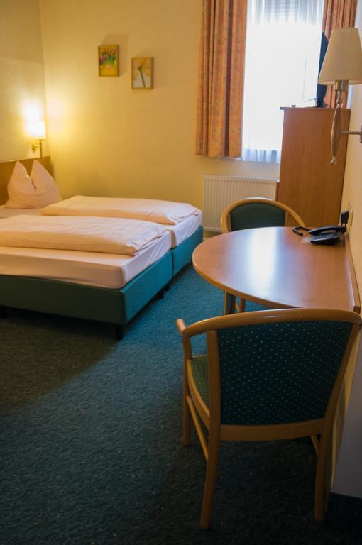 Domizil Alte Post Hotel Puttlingen Bagian luar foto