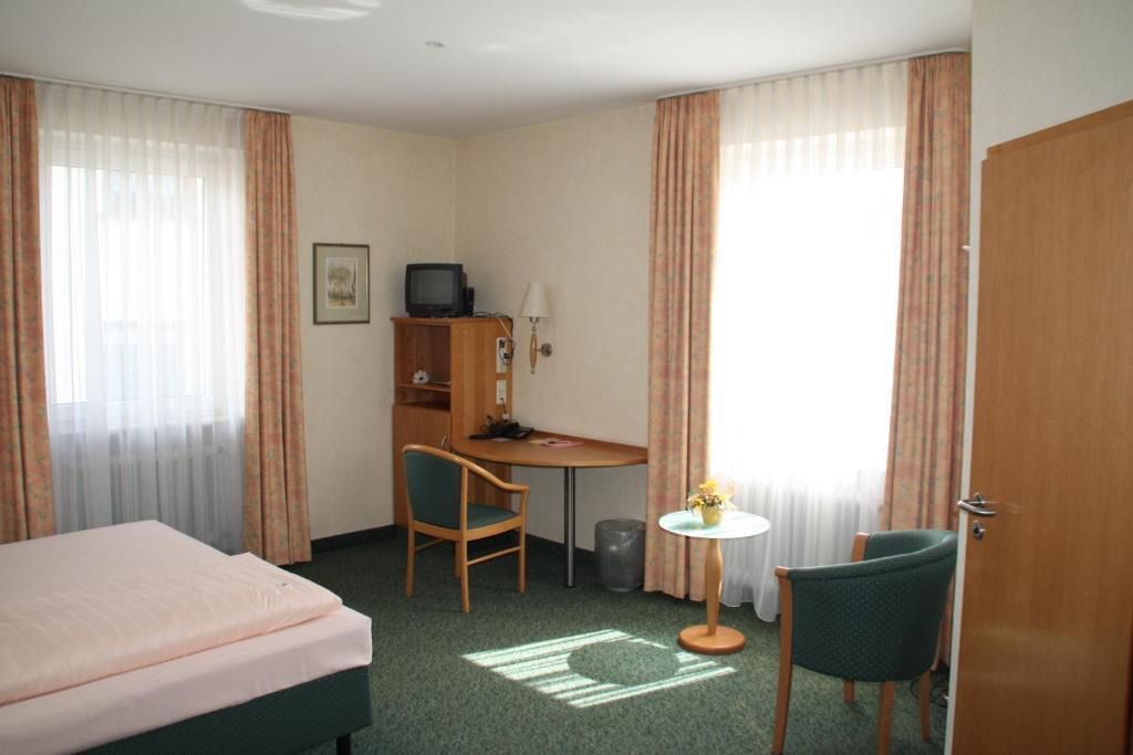 Domizil Alte Post Hotel Puttlingen Bagian luar foto