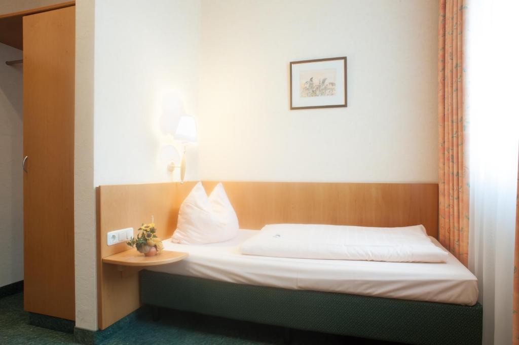 Domizil Alte Post Hotel Puttlingen Bagian luar foto